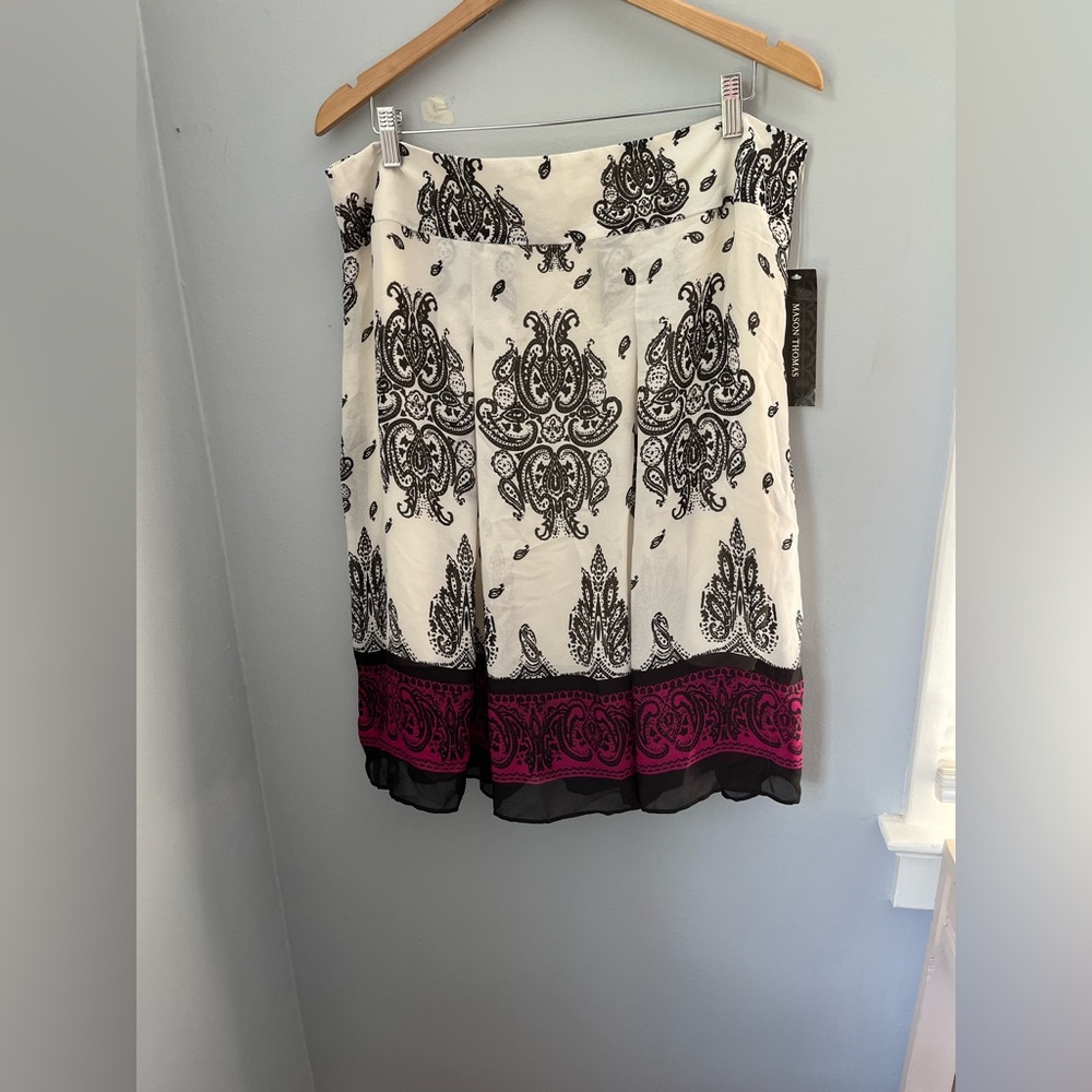 CHIC, PLEATED BEIGE BLACK AND MAGENTA PAISLEY SKIRT,‎